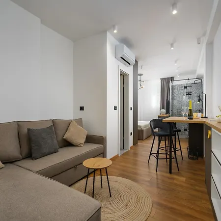 In By Old Town & Waterfront 波雷奇