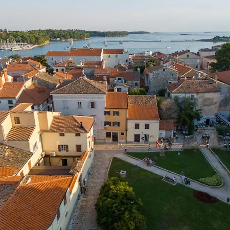 In By Old Town & Waterfront Apartment *