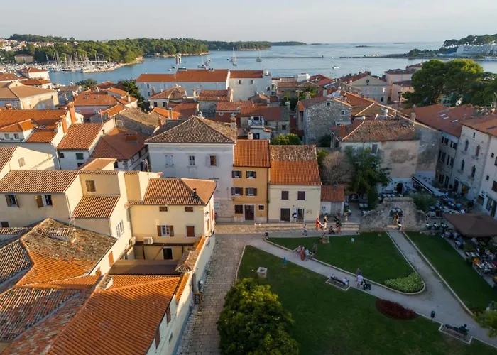 In By Old Town & Waterfront Apartman *